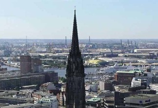 Vista da Igreja Sankt Nikolai em Hamburgo