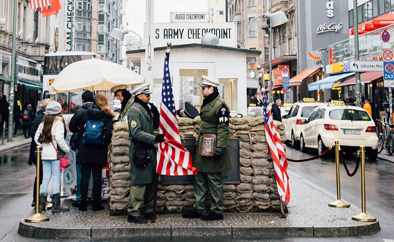 Checkpoint Charlie em Berlim - C