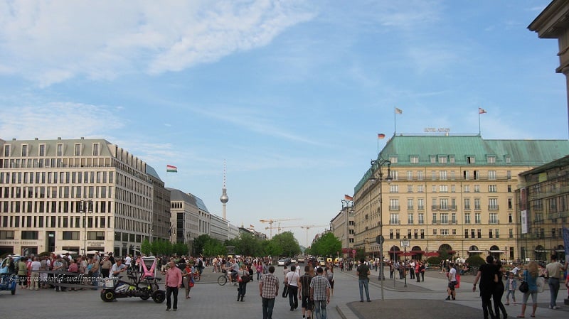 Pessoas passeando na Avenida Unter den Linden em Berlim