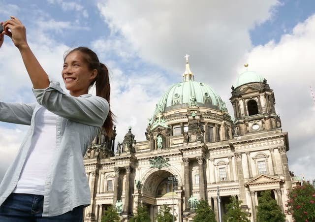 Tirando foto com o celular em frente à Catedral de Berlim