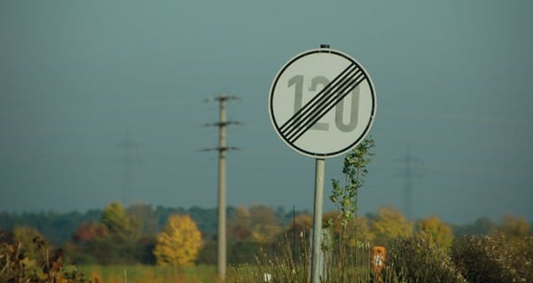 Placa sem limite de velocidade na Autobahn na Alemanha
