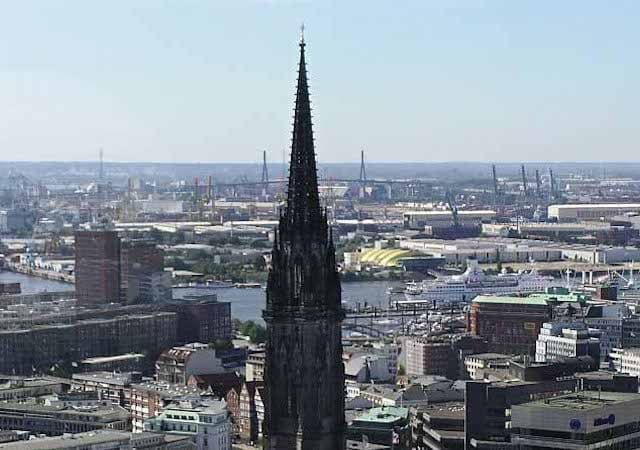 Vista da Igreja Sankt Nikolai em Hamburgo