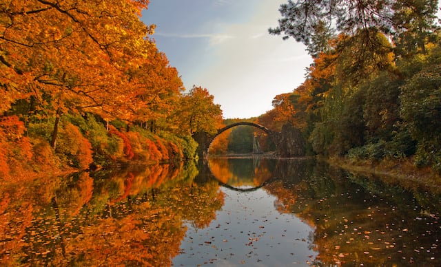 Cores da Ponte Rakotzbrücke no outono