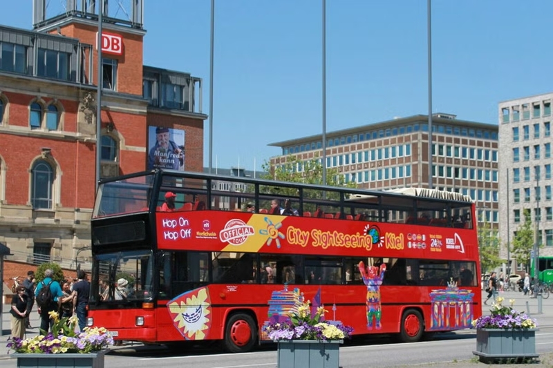 Ônibus turístico em Kiel